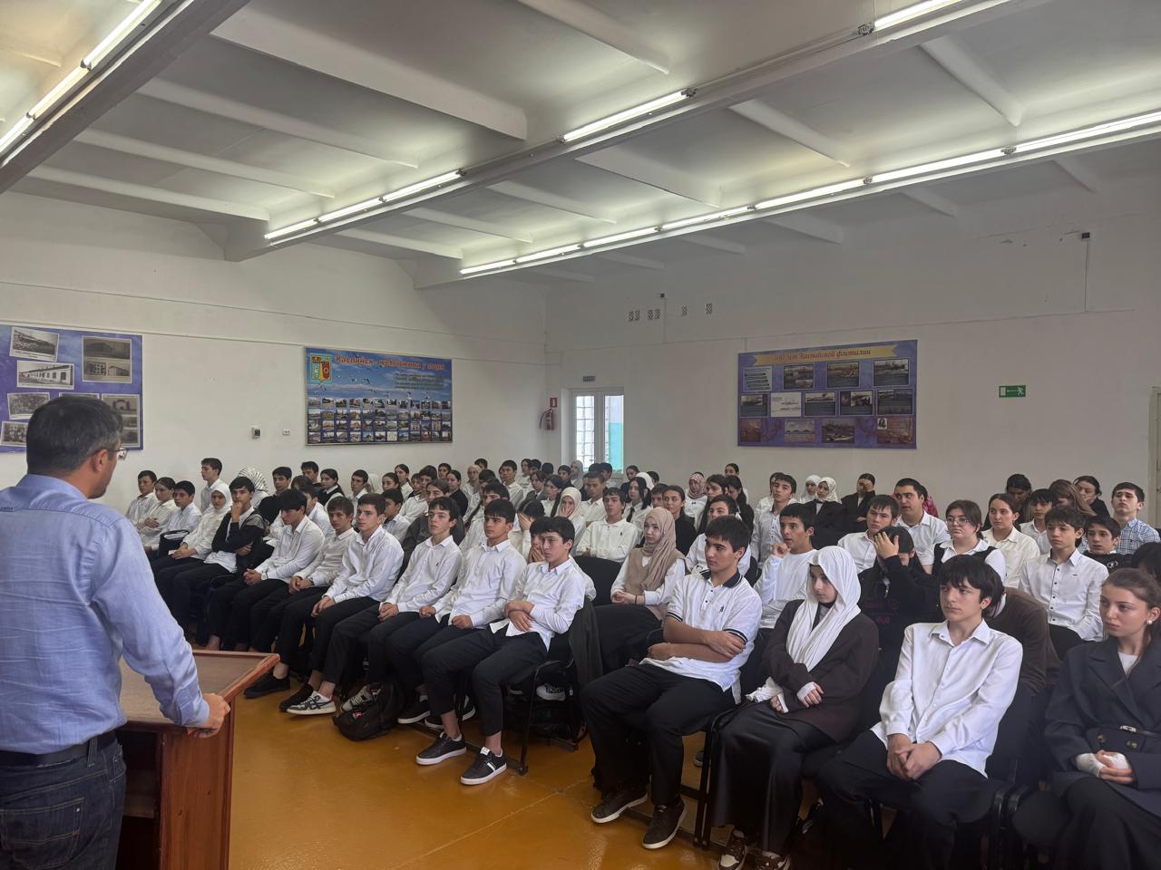 В МБОУ «СОШ №3» г. Каспийска состоялась патриотическая и профилактическая встреча с учащимися, в том числе с иностранными школьниками